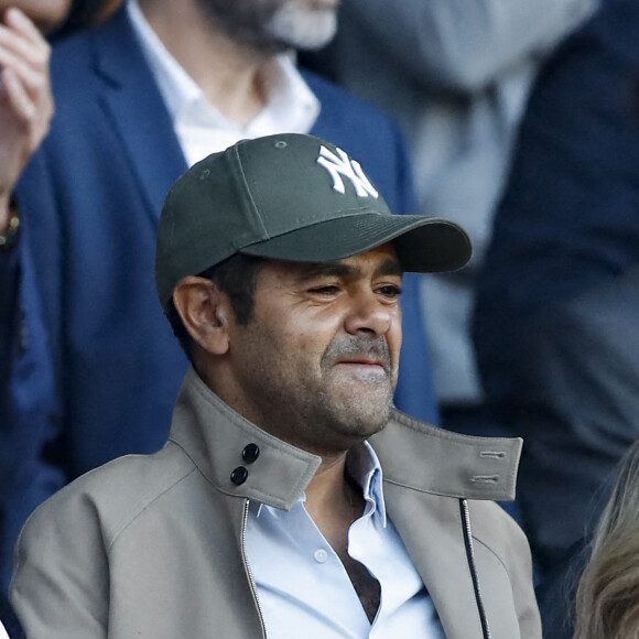 Jamel Debbouze avec son fils Léon, Anne Marivin avec son fils Léonard, Marc Ladreit de Lacharrière, dans les tribunes lors du match de Ligue 1 "PSG - Metz" au Parc des Princes.