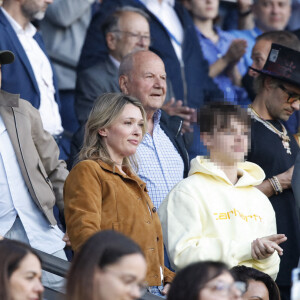 Jamel Debbouze avec son fils Léon, Anne Marivin avec son fils Léonard, Marc Ladreit de Lacharrière, dans les tribunes lors du match de Ligue 1 "PSG - Metz (5-0)" au Parc des Princes, le 21 mai 2022.