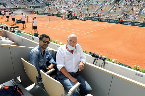 Jamel Debbouze et Marc Ladreit de Lacharrière dans les tribunes des internationaux de France Roland Garros à Paris le 12 juin 2021. © Dominique Jacovides / Bestimage