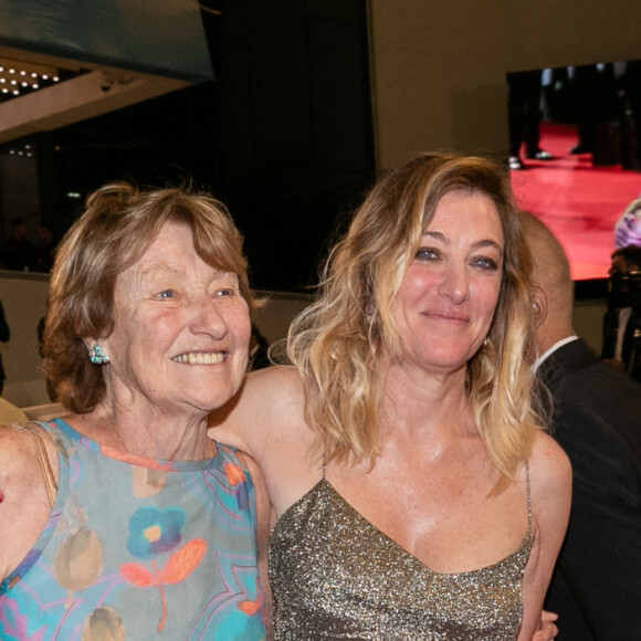 Marisa Boroni et sa fille Valeria Bruni Tedeschi - Descente des marches du film "Les Amandiers (Forever Young)" lors du 75ème Festival International du Film de Cannes. Le 22 mai 2022 © Cyril Moreau / Bestimage