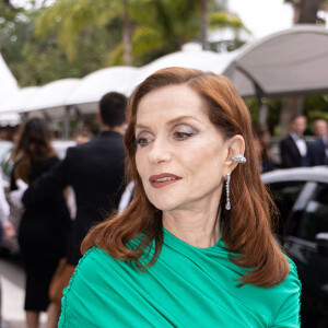 Exclusif - Isabelle Huppert - Montée des marches du film "Les Amandiers" lors du 75e Festival de Cannes. Le 22 mai 2022. © Unique Agency / Bestimage