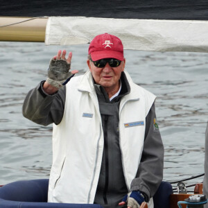 Le roi Juan Carlos Ier assiste à bord du bateau "Bribon" à la régate du IV Circuit de la Coupe d'Espagne 2022 le 22 mai 2022 à Sanxenxo. Le roi émérite a participé pendant le week-end au trophée InterRías, l'épreuve préparatoire au championnat du monde. Selon un communiqué de presse de la Maison royale, demain, lundi 23 mai, le roi émérite tiendra une réunion à Madrid avec le roi Felipe VI et les autres membres de sa famille au palais de la Zarzuela. Il s'agit du premier voyage en Espagne du roi émérite depuis qu'il s'est installé en août 2020 aux Émirats arabes unis. 