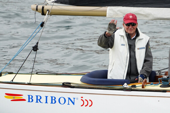 Le roi Juan Carlos Ier assiste à bord du bateau "Bribon" à la régate du IV Circuit de la Coupe d'Espagne 2022 le 22 mai 2022 à Sanxenxo. Le roi émérite a participé pendant le week-end au trophée InterRías, l'épreuve préparatoire au championnat du monde. Selon un communiqué de presse de la Maison royale, demain, lundi 23 mai, le roi émérite tiendra une réunion à Madrid avec le roi Felipe VI et les autres membres de sa famille au palais de la Zarzuela. Il s'agit du premier voyage en Espagne du roi émérite depuis qu'il s'est installé en août 2020 aux Émirats arabes unis. 