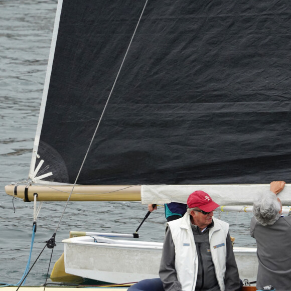 Le roi Juan Carlos Ier assiste à bord du bateau "Bribon" à la régate du IV Circuit de la Coupe d'Espagne 2022 le 22 mai 2022 à Sanxenxo. Le roi émérite a participé pendant le week-end au trophée InterRías, l'épreuve préparatoire au championnat du monde. Selon un communiqué de presse de la Maison royale, demain, lundi 23 mai, le roi émérite tiendra une réunion à Madrid avec le roi Felipe VI et les autres membres de sa famille au palais de la Zarzuela. Il s'agit du premier voyage en Espagne du roi émérite depuis qu'il s'est installé en août 2020 aux Émirats arabes unis. 