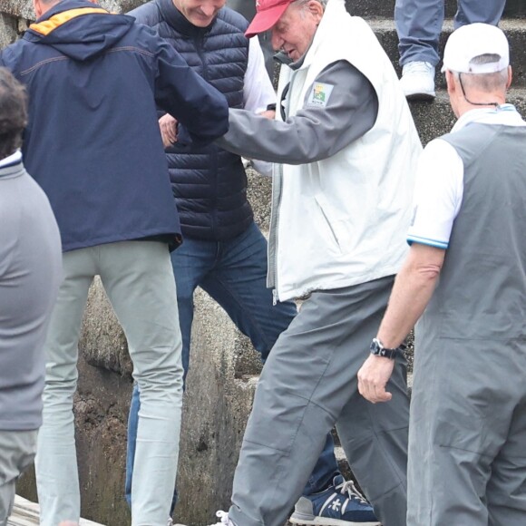 Le roi Juan Carlos Ier assiste à bord du bateau "Bribon" à la régate du IV Circuit de la Coupe d'Espagne 2022 le 22 mai 2022 à Sanxenxo. Le roi émérite a participé pendant le week-end au trophée InterRías, l'épreuve préparatoire au championnat du monde. Selon un communiqué de presse de la Maison royale, demain, lundi 23 mai, le roi émérite tiendra une réunion à Madrid avec le roi Felipe VI et les autres membres de sa famille au palais de la Zarzuela. Il s'agit du premier voyage en Espagne du roi émérite depuis qu'il s'est installé en août 2020 aux Émirats arabes unis. 