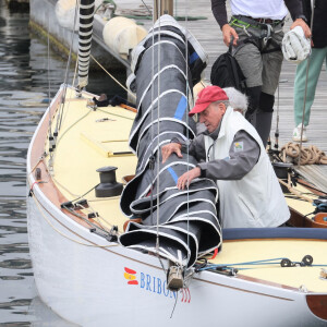 Le roi Juan Carlos Ier assiste à bord du bateau "Bribon" à la régate du IV Circuit de la Coupe d'Espagne 2022 le 22 mai 2022 à Sanxenxo. Le roi émérite a participé pendant le week-end au trophée InterRías, l'épreuve préparatoire au championnat du monde. Selon un communiqué de presse de la Maison royale, demain, lundi 23 mai, le roi émérite tiendra une réunion à Madrid avec le roi Felipe VI et les autres membres de sa famille au palais de la Zarzuela. Il s'agit du premier voyage en Espagne du roi émérite depuis qu'il s'est installé en août 2020 aux Émirats arabes unis. 