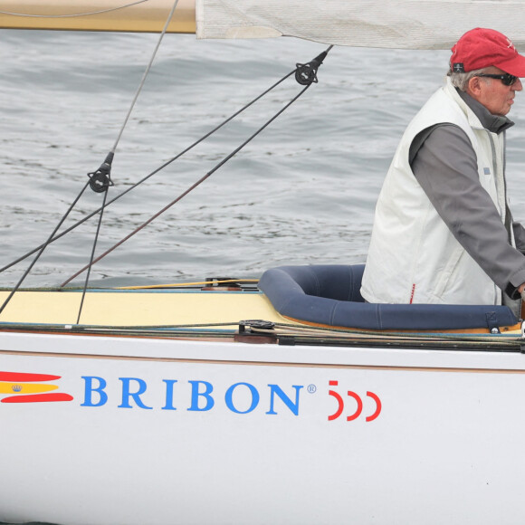 Le roi Juan Carlos Ier assiste à bord du bateau "Bribon" à la régate du IV Circuit de la Coupe d'Espagne 2022 le 22 mai 2022 à Sanxenxo. Le roi émérite a participé pendant le week-end au trophée InterRías, l'épreuve préparatoire au championnat du monde. Selon un communiqué de presse de la Maison royale, demain, lundi 23 mai, le roi émérite tiendra une réunion à Madrid avec le roi Felipe VI et les autres membres de sa famille au palais de la Zarzuela. Il s'agit du premier voyage en Espagne du roi émérite depuis qu'il s'est installé en août 2020 aux Émirats arabes unis. 