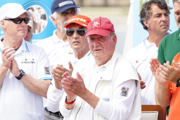 Le roi Juan Carlos Ier assiste à la remise de prix de la régate du IV Circuit de la Coupe d'Espagne 2022 à Sansexo, le 22 mai 2022. 