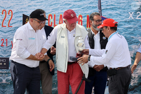 Le roi Juan Carlos Ier assiste à la remise de prix de la régate du IV Circuit de la Coupe d'Espagne 2022 à Sansexo, le 22 mai 2022. 