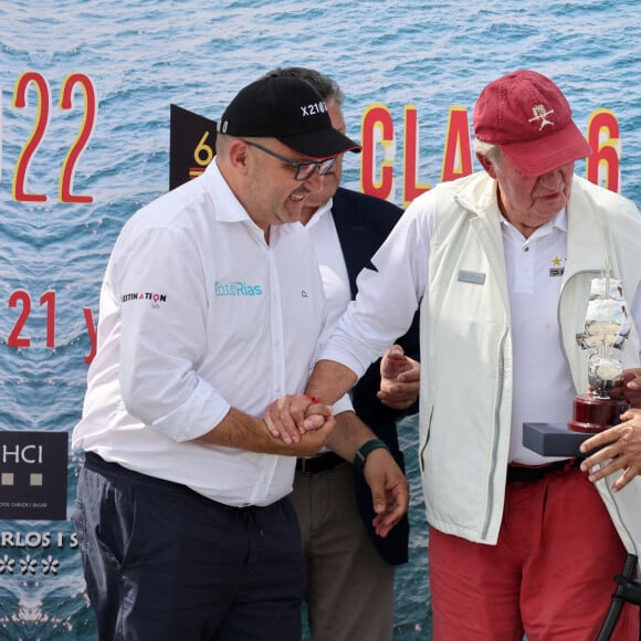 Le roi Juan Carlos Ier assiste à la remise de prix de la régate du IV Circuit de la Coupe d'Espagne 2022 à Sansexo, le 22 mai 2022. 