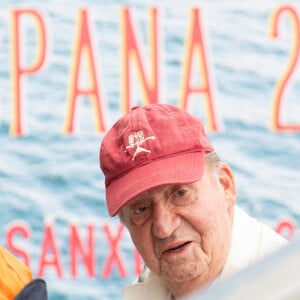 Le roi Juan Carlos Ier assiste à la remise de prix de la régate du IV Circuit de la Coupe d'Espagne 2022 à Sansexo, le 22 mai 2022. 