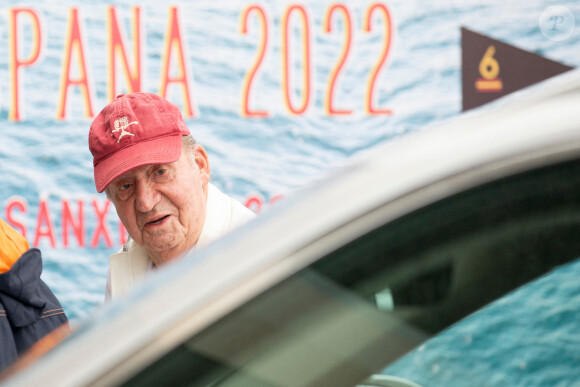 Le roi Juan Carlos Ier assiste à la remise de prix de la régate du IV Circuit de la Coupe d'Espagne 2022 à Sansexo, le 22 mai 2022. 