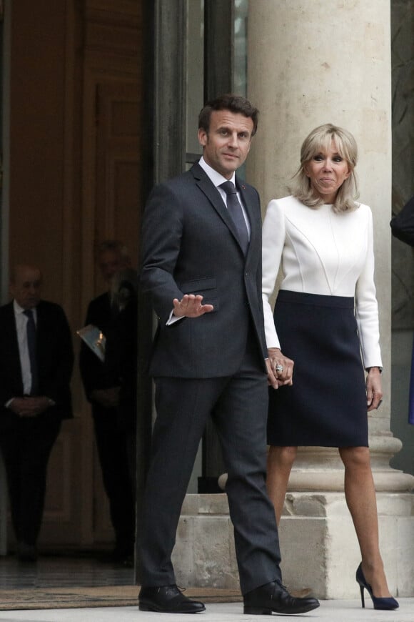 Le président français Emmanuel Macron accompagné de la première dame, Brigitte Macron reçoit Narendra Modi, Premier ministre de la République de l'Inde, pour un entretien au palais de l'Elysée, Paris, France, 4 mai 2022