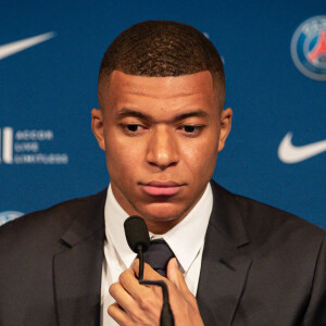 Kylian Mbappé lors d'une conférence de presse suite au renouvellement de son contrat au Paris Saint-Germain jusqu'en 2025, au Parc des Princes à Paris, France, le 23 mai 2022. © Aurelien Morissard/Panoramic/Bestimage