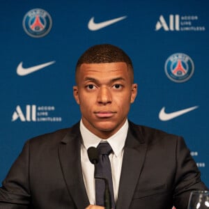 Kylian Mbappé lors d'une conférence de presse suite au renouvellement de son contrat au Paris Saint-Germain jusqu'en 2025, au Parc des Princes à Paris, France, le 23 mai 2022. © Aurelien Morissard/Panoramic/Bestimage