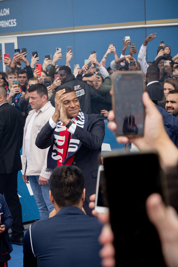 Kylian Mbappé après sa conférence de presse suite au renouvellement de son contrat au Paris Saint-Germain jusqu'en 2025, au Parc des Princes à Paris, France, le 23 mai 2022. © Aurelien Morissard/Panoramic/Bestimage