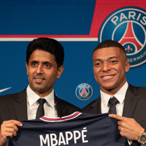 Nasser al-Khelaïfi, président-directeur général du Paris Saint-Germain, et Kylian Mbappé lors d'une conférence de presse suite au renouvellement du contrat de l'attaquant au Paris Saint-Germain jusqu'en 2025, au Parc des Princes à Paris, France, le 23 mai 2022. © Aurelien Morissard/Panoramic/Bestimage