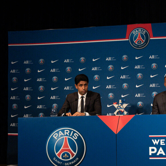 Nasser al-Khelaïfi, président-directeur général du Paris Saint-Germain, et Kylian Mbappé lors d'une conférence de presse suite au renouvellement du contrat de l'attaquant au Paris Saint-Germain jusqu'en 2025, au Parc des Princes à Paris, France, le 23 mai 2022. © Aurelien Morissard/Panoramic/Bestimage