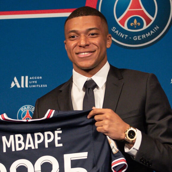 Kylian Mbappé lors d'une conférence de presse suite au renouvellement de son contrat au Paris Saint-Germain, au Parc des Princes à Paris, France. © Aurelien Morissard/Panoramic/Bestimage