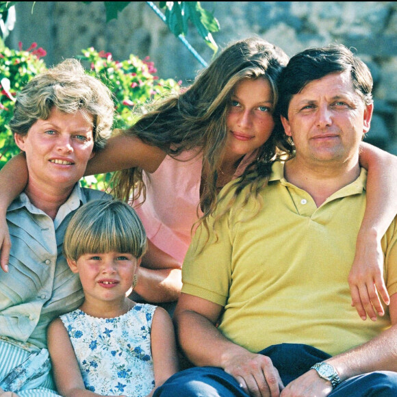 Laetitia Casta, ses parents et sa soeur Marie-Ange en 1994.