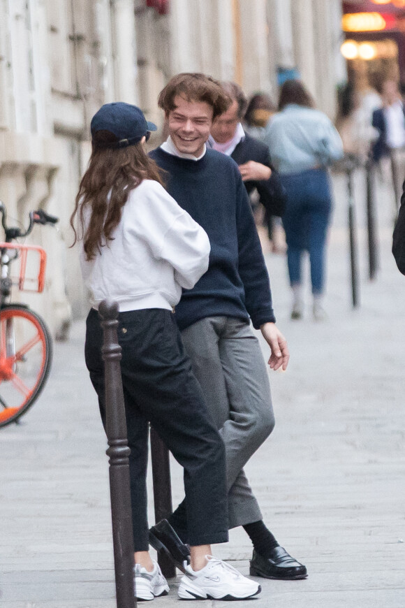Exclusif - No Web - Charlie Heaton et sa compagne Natalia Dyer se promènent dans les rues de Paris avec un ami en marge de la fashion week de Paris le 24 septembre 2019. 