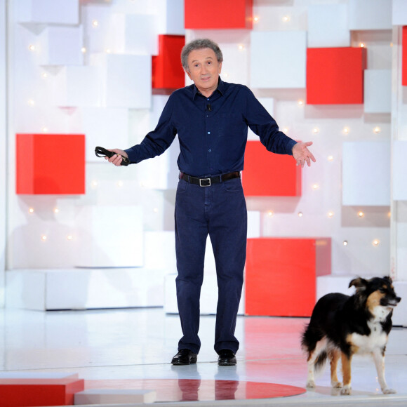 Exclusif - Michel Drucker et sa chienne Izia - Enregistrement de l'émission ' Vivement Dimanche ' au studio Gabriel consacrée aux Chevaliers du fiel le 13 mai 2020 © Guillaume Gaffiot / Bestimage 