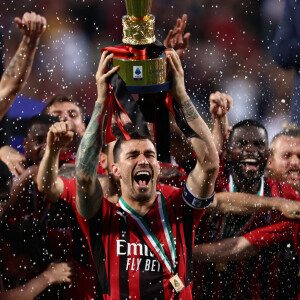 Alessio Romagnoli (AC Milan) et l'équipe de l'AC Milan célèbrent avec le trophée - L'AC Milan sacré champion d'Italie lors de la dernière journée grâce a un doublé de Olivier Giroud, à Reggio Emilia, Italie, le 22 mai 2022. © Francesco Scaccianoce/LPS/Zuma Press/Bestimage