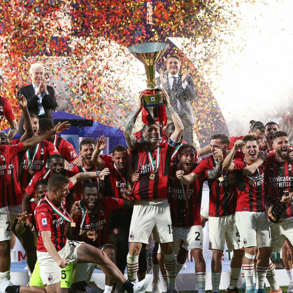 L'équipe de l'AC Milan célèbre avec le trophée - L'AC Milan sacré champion d'Italie lors de la dernière journée grâce a un doublé de Olivier Giroud, à Reggio Emilia, Italie, le 22 mai 2022. © Francesco Scaccianoce/LPS/Zuma Press/Bestimage