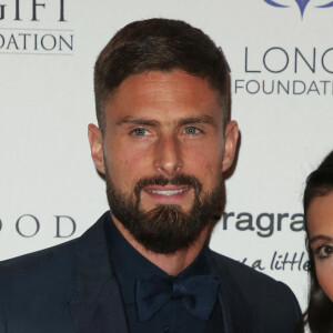 Olivier Giroud et sa femme Jennifer Giroud posent lors du photocall de la soirée Global Gift à Londres le 2 novembre 2018.