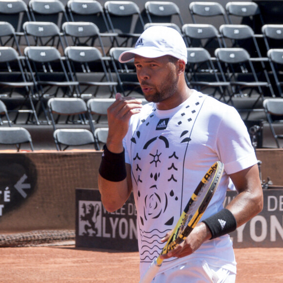 Jo-Wilfried Tsonga éliminé par le Slovaque Alex Molcan (6-4, 6-4) lors de l'Open Parc d'Auvergne Rhône Alpes à Lyon, le 16 mai 2022. © Sandrine Thesillat / Panoramic / Bestimage 