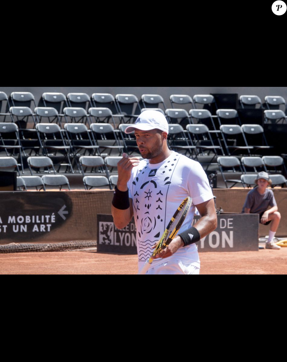 Jo-Wilfried Tsonga éliminé par le Slovaque Alex Molcan (6-4, 6-4) lors de l'Open Parc d'Auvergne Rhône Alpes à Lyon, le 16 mai 2022. © Sandrine Thesillat / Panoramic / Bestimage
