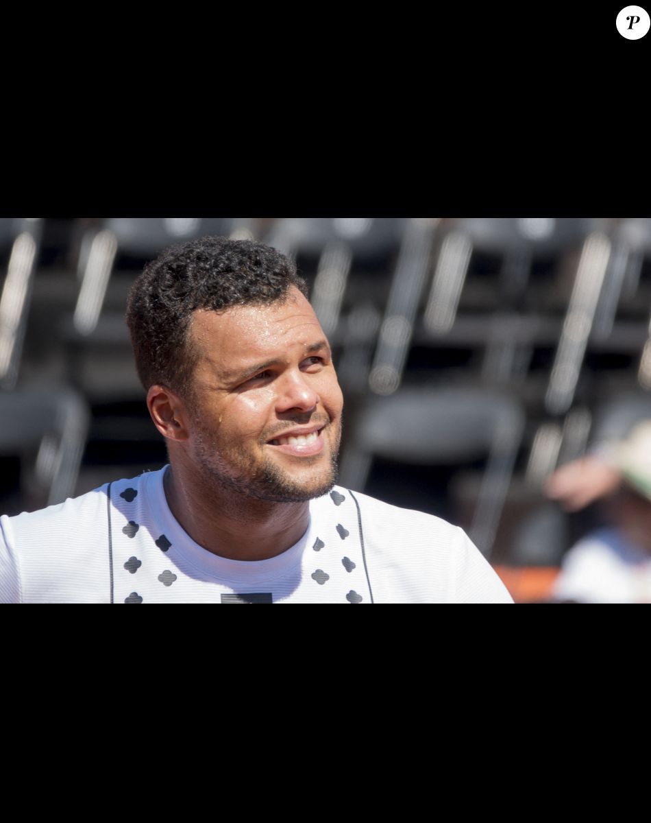 Le Français Jo-Wilfried Tsonga, éliminé lors de l'Open Parc d'Auvergne Rhône Alpes à Lyon, s'apprête à faire ses adieux au tennis après Roland Garros. Sous le regard de sa femme Noura et son fils Sugar, le champion de tennis de 37 ans a été battu par le Slovaque Alex Molcan (6-4, 6-4). Le 16 mai 2022. © Sandrine Thesillat / Panoramic / Bestimage