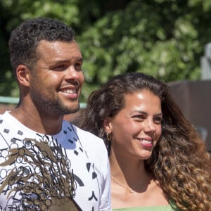 Le Français Jo-Wilfried Tsonga, éliminé lors de l'Open Parc d'Auvergne Rhône Alpes à Lyon, s'apprête à faire ses adieux au tennis après Roland Garros. Sous le regard de sa femme Noura et son fils Sugar, le champion de tennis de 37 ans a été battu par le Slovaque Alex Molcan (6-4, 6-4). Le 16 mai 2022. © Sandrine Thesillat / Panoramic / Bestimage