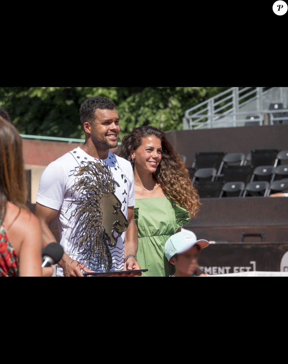 Le Français Jo-Wilfried Tsonga, éliminé lors de l'Open Parc d'Auvergne Rhône Alpes à Lyon, s'apprête à faire ses adieux au tennis après Roland Garros. Sous le regard de sa femme Noura et son fils Sugar, le champion de tennis de 37 ans a été battu par le Slovaque Alex Molcan (6-4, 6-4). Le 16 mai 2022. © Sandrine Thesillat / Panoramic / Bestimage