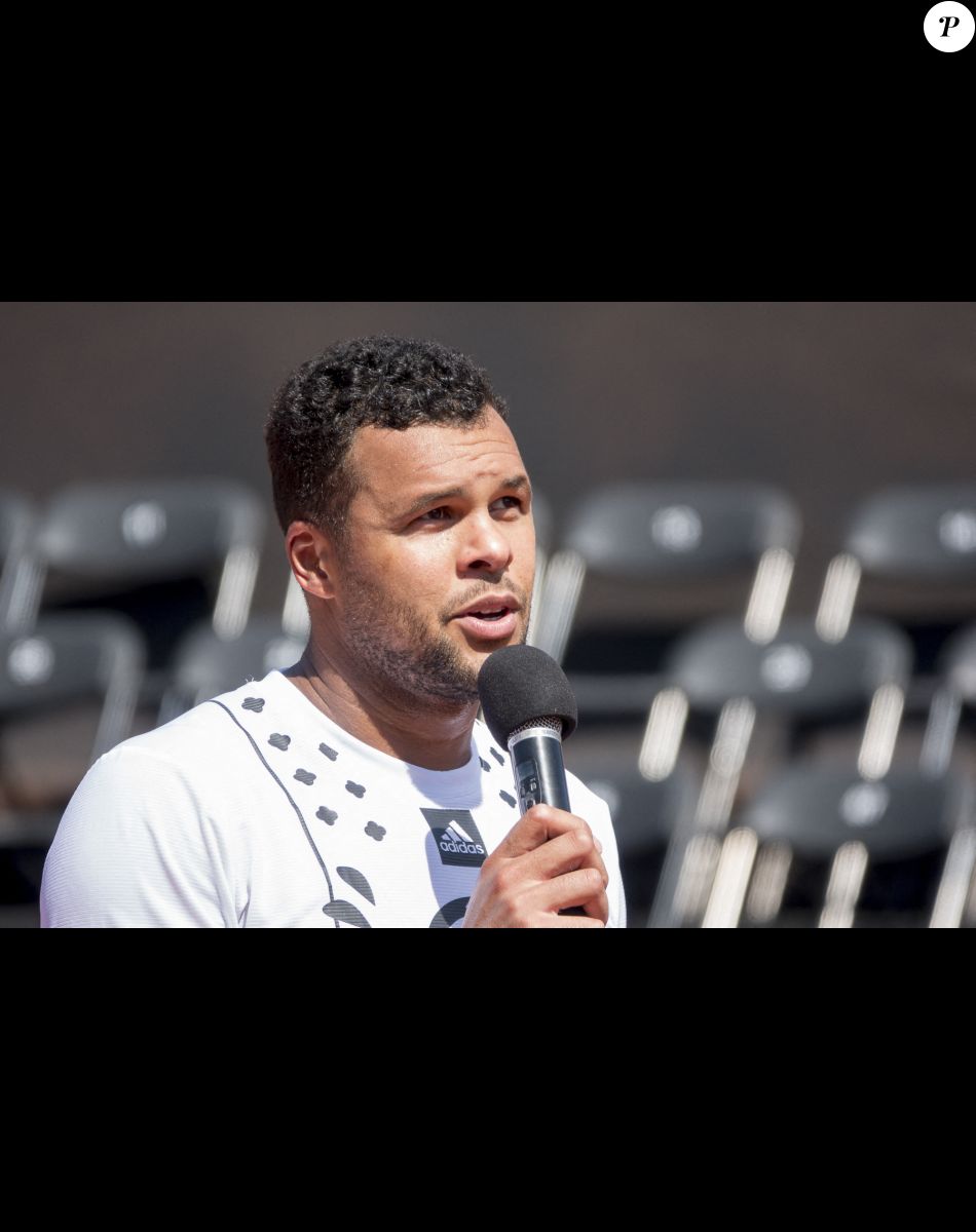 Le Français Jo-Wilfried Tsonga, éliminé lors de l'Open Parc d'Auvergne Rhône Alpes à Lyon, s'apprête à faire ses adieux au tennis après Roland Garros. Sous le regard de sa femme Noura et son fils Sugar, le champion de tennis de 37 ans a été battu par le Slovaque Alex Molcan (6-4, 6-4). Le 16 mai 2022. © Sandrine Thesillat / Panoramic / Bestimage