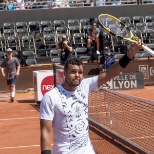 Le Français Jo-Wilfried Tsonga, éliminé lors de l'Open Parc d'Auvergne Rhône Alpes à Lyon, s'apprête à faire ses adieux au tennis après Roland Garros. Sous le regard de sa femme Noura et son fils Sugar, le champion de tennis de 37 ans a été battu par le Slovaque Alex Molcan (6-4, 6-4). Le 16 mai 2022. © Sandrine Thesillat / Panoramic / Bestimage