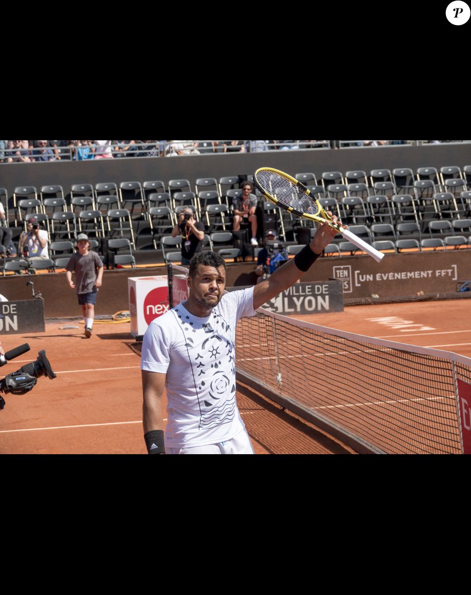Le Français Jo-Wilfried Tsonga, éliminé lors de l'Open Parc d'Auvergne Rhône Alpes à Lyon, s'apprête à faire ses adieux au tennis après Roland Garros. Sous le regard de sa femme Noura et son fils Sugar, le champion de tennis de 37 ans a été battu par le Slovaque Alex Molcan (6-4, 6-4). Le 16 mai 2022. © Sandrine Thesillat / Panoramic / Bestimage