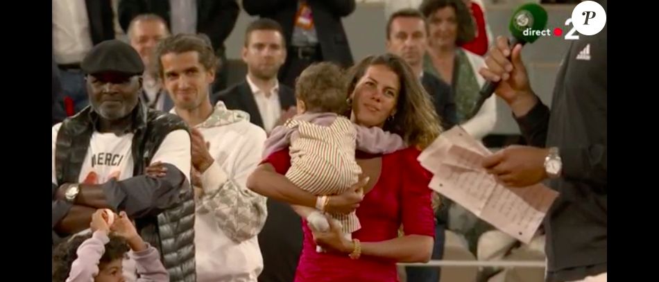 C&#039;est en larmes que tout s&#039;est terminé pour Jo-Wilfried Tsonga, 37 ans. Lors du premier tour de Roland-Garros, mardi 24 mai 2022, le célèbre sportif a été battu par Casper Ruud après 3H45 en quatre manches (6-7, 7-6, 6-2, 7-6). C&#039;est ainsi qu&#039;il a joué le dernier match de sa carrière. Sa femme et ses enfants étaient à ses côtés.