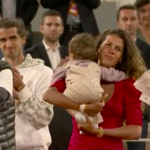 C'est en larmes que tout s'est terminé pour Jo-Wilfried Tsonga, 37 ans. Lors du premier tour de Roland-Garros, mardi 24 mai 2022, le célèbre sportif a été battu par Casper Ruud après 3H45 en quatre manches (6-7, 7-6, 6-2, 7-6). C'est ainsi qu'il a joué le dernier match de sa carrière. Sa femme et ses enfants étaient à ses côtés.