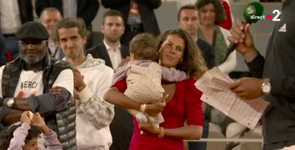 C'est en larmes que tout s'est terminé pour Jo-Wilfried Tsonga, 37 ans. Lors du premier tour de Roland-Garros, mardi 24 mai 2022, le célèbre sportif a été battu par Casper Ruud après 3H45 en quatre manches (6-7, 7-6, 6-2, 7-6). C'est ainsi qu'il a joué le dernier match de sa carrière. Sa femme et ses enfants étaient à ses côtés.