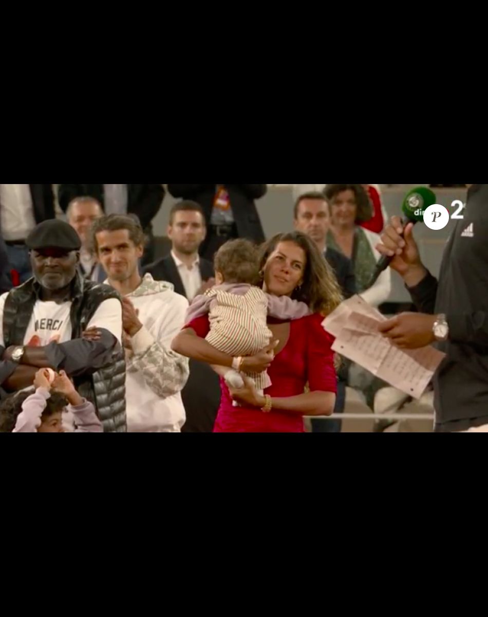 C'est en larmes que tout s'est terminé pour Jo-Wilfried Tsonga, 37 ans. Lors du premier tour de Roland-Garros, mardi 24 mai 2022, le célèbre sportif a été battu par Casper Ruud après 3H45 en quatre manches (6-7, 7-6, 6-2, 7-6). C'est ainsi qu'il a joué le dernier match de sa carrière. Sa femme et ses enfants étaient à ses côtés.