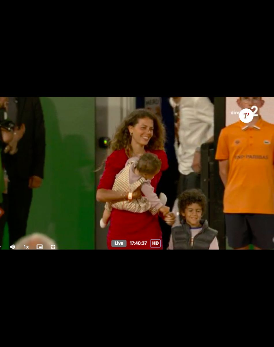 C'est en larmes que tout s'est terminé pour Jo-Wilfried Tsonga, 37 ans. Lors du premier tour de Roland-Garros, mardi 24 mai 2022, le célèbre sportif a été battu par Casper Ruud après 3H45 en quatre manches (6-7, 7-6, 6-2, 7-6). C'est ainsi qu'il a joué le dernier match de sa carrière. Sa femme et ses enfants étaient à ses côtés.