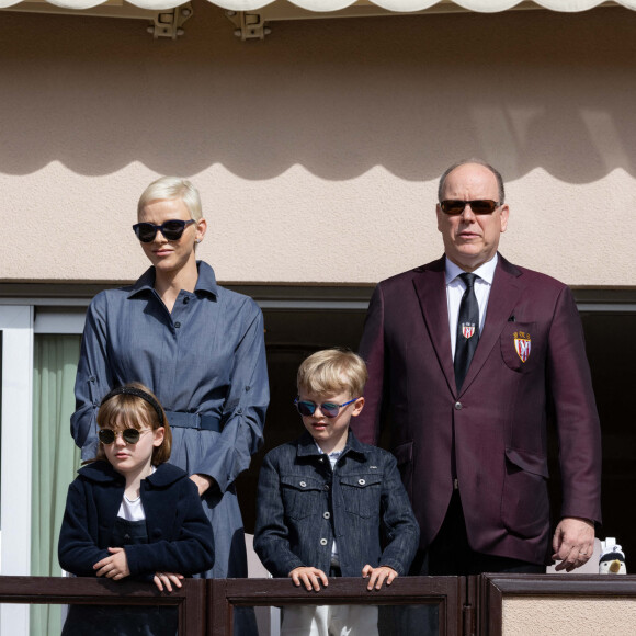 No Tabloïds - Le prince Albert II de Monaco, la princesse Charlène de Monaco et leurs enfants le prince Jacques de Monaco et la princesse Gabriella de Monaco lors de l' édition 2022 du Tournoi Sainte Dévote de Rugby au Stade Louis II à Monaco le 7 mai 2022 © Olivier Huitel / Pool Monaco / Bestimage