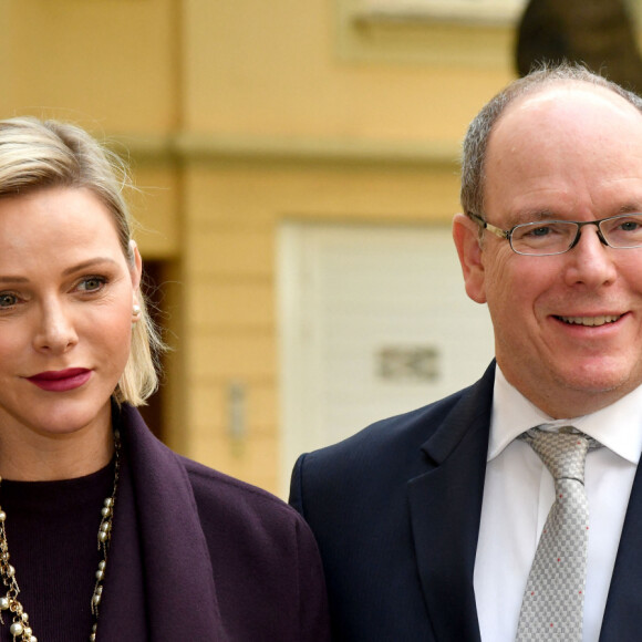 Le prince Albert II de Monaco et la princesse Charlène de Monaco lors de la remise des cadeaux de Noël à la Croix Rouge Monégasque à Monaco le 18 décembre 2019. © Bruno Bebert / Pool Monaco / Bestimage