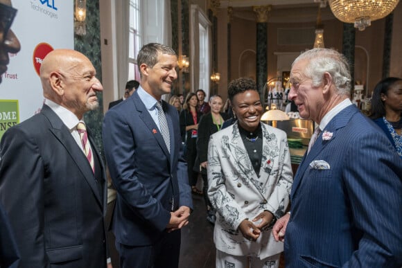 Le prince Charles, prince de Galles, Ben Kingsley, Bear Grylls et Nicola Adams lors de la soirée des Princes Trust and TKMaxx & Homesense awards au Palladium à Londres, Royaume Uni, le 24 mai 2022. 