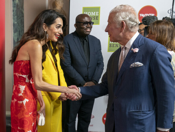 Le prince Charles, prince de Galles, et Amal Clooney lors de la soirée des Princes Trust and TKMaxx & Homesense awards au Palladium à Londres, Royaume Uni, le 24 mai 2022. 
