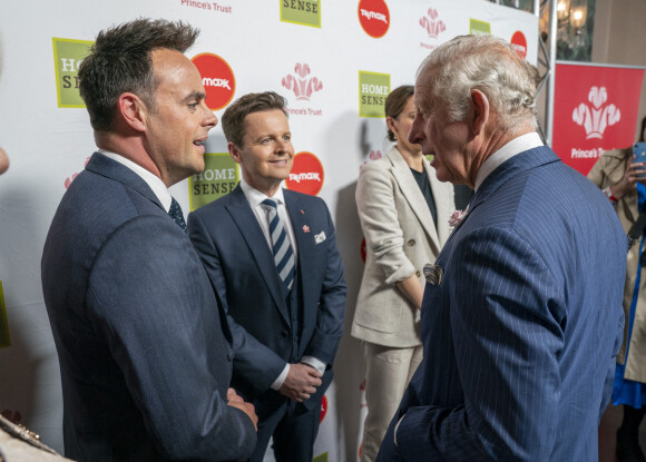Le prince Charles, prince de Galles, Ant McPartlin et Declan Donelly lors de la soirée des Princes Trust and TKMaxx & Homesense awards au Palladium à Londres, Royaume Uni, le 24 mai 2022. 