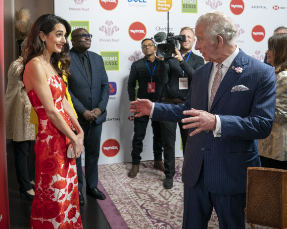 Le prince Charles, prince de Galles, et Amal Clooney lors de la soirée des Princes Trust and TKMaxx & Homesense awards au Palladium à Londres, Royaume Uni, le 24 mai 2022. 