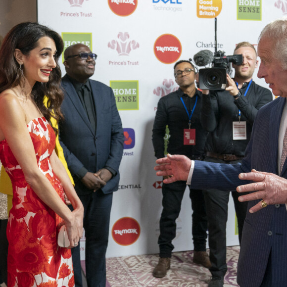 Le prince Charles, prince de Galles, et Amal Clooney lors de la soirée des Princes Trust and TKMaxx & Homesense awards au Palladium à Londres, Royaume Uni, le 24 mai 2022. 