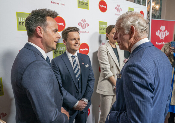 Le prince Charles, prince de Galles, Ant McPartlin et Declan Donelly lors de la soirée des Princes Trust and TKMaxx & Homesense awards au Palladium à Londres, Royaume Uni, le 24 mai 2022. 